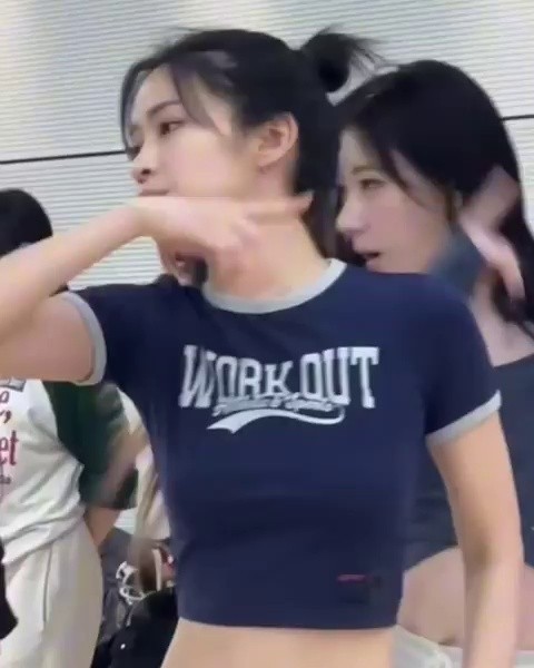 ITZY Ryujin is practicing. Voluminous navy cropped t-shirt. The soul's freedom