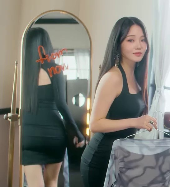 Tight black dress, dizzying rear hip, fromis_9 Noh Jisun