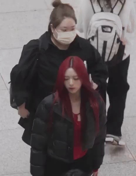 ITZY YUNA wearing short padded jackets and black hot pants. Gumm's smooth. - Airport