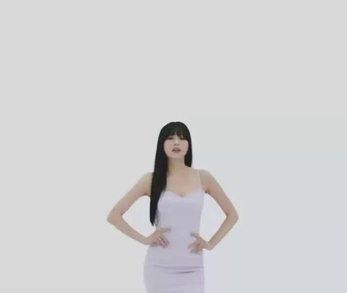 A white strap sleeveless dress with a pelvic thread and walking Apink Oh Hayoung