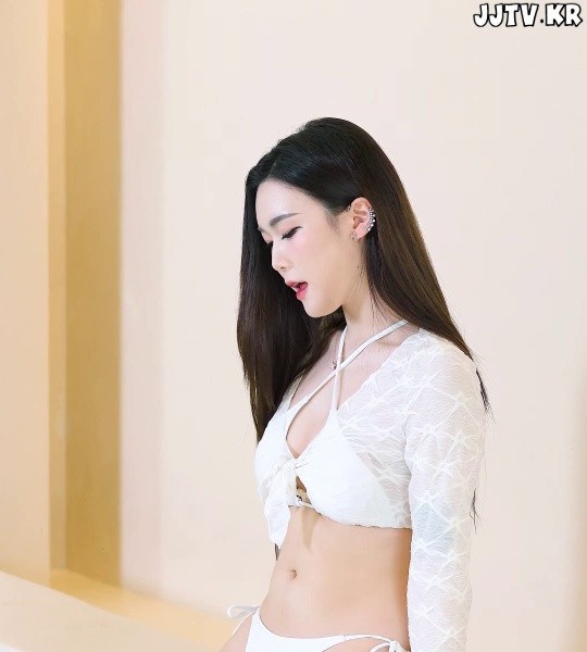 (SOUND)A cropped beachwear worn over a white bikini by Girl Crush Hayun High Leg