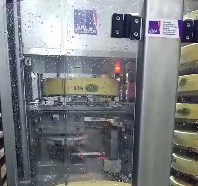 (SOUND)A completely automatic cheese ripening robot