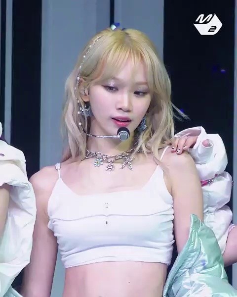 "M Countdown EASY" comeback stage, Le Seraphim Kim Chaewon showing off her strong abs