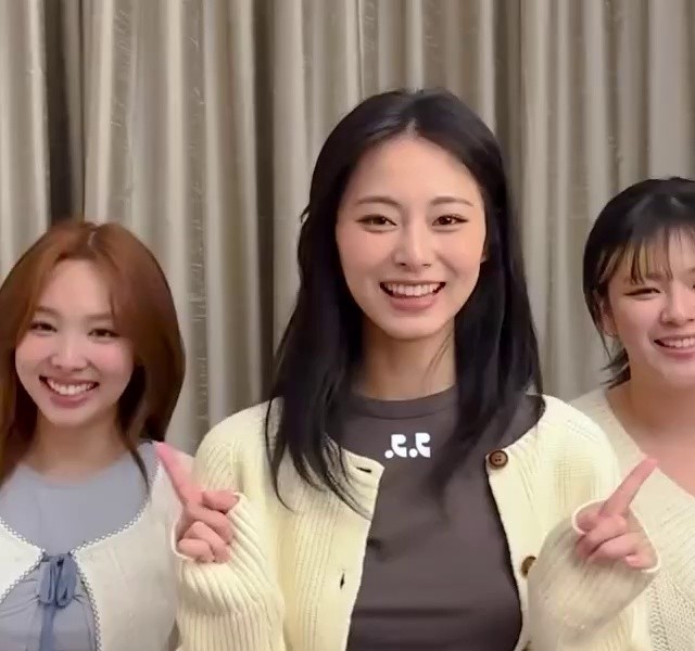 (SOUND)A voluminous gray cropped shirt with a grandmother's cardigan. TZUYU of TWICE