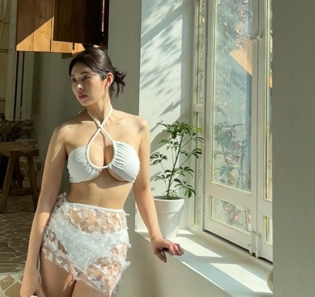 SEO DONG JU's shocking under-boob fashion