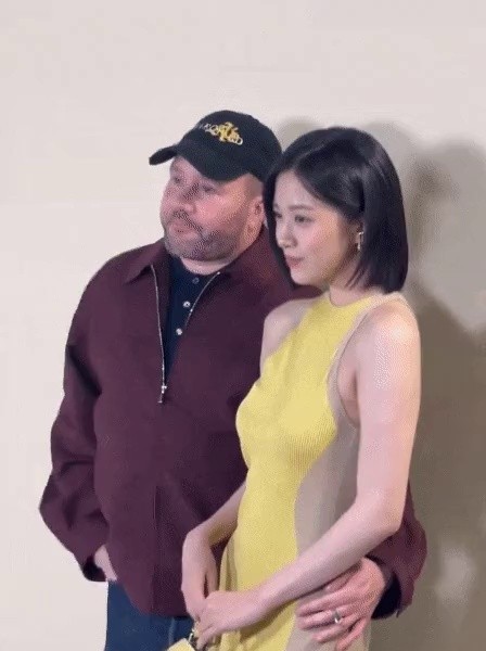 Fashion director Ahn Yu-jin's bad hand in pelvis' angered fans