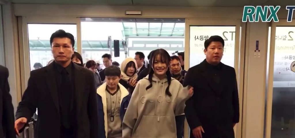 (SOUND)A reporter who talked to New Jeans Hani at the airport and burst into laughter