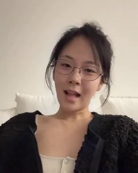 Natural ribbed sleeveless top, BB BIBI with glasses - Instagram Live