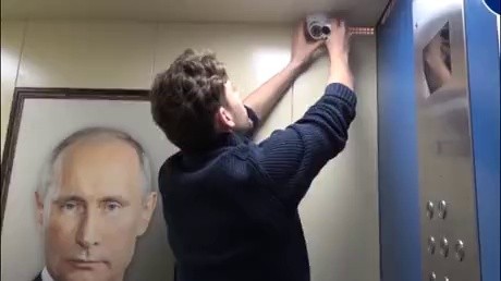 (SOUND)Russians' Reaction To Putin's Photo In Elevator