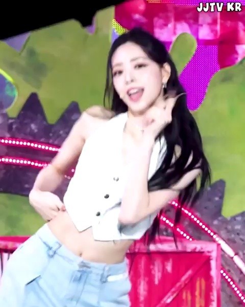 ITZY YUNA's sleeveless shirt with ripped jeans