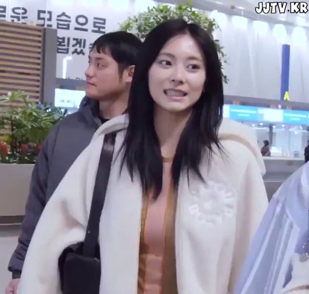 TWICE TZUYU's face without makeup is leaving the country