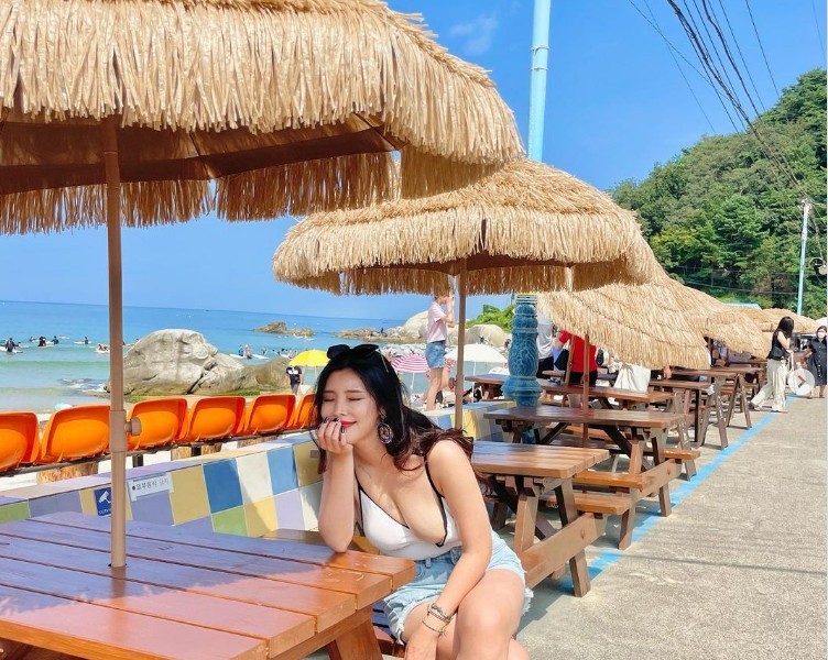 Park Hyunseo is sticking out on one side of her chest at the beach