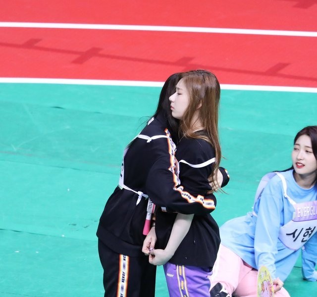 CHAERYEONG is whining to her