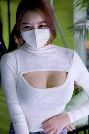 Racing model In Sohee's heavy chest bone