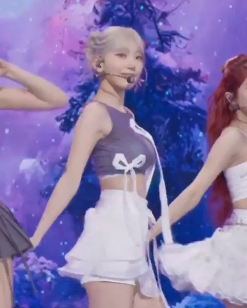 Le Seraphim Sakura who pulls back her hip and turns it around