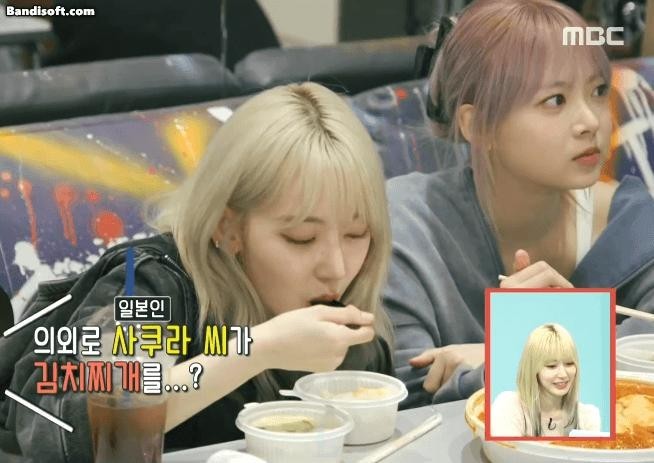 Sakura Eunchae who eats kimchi stew with Le Seraphim