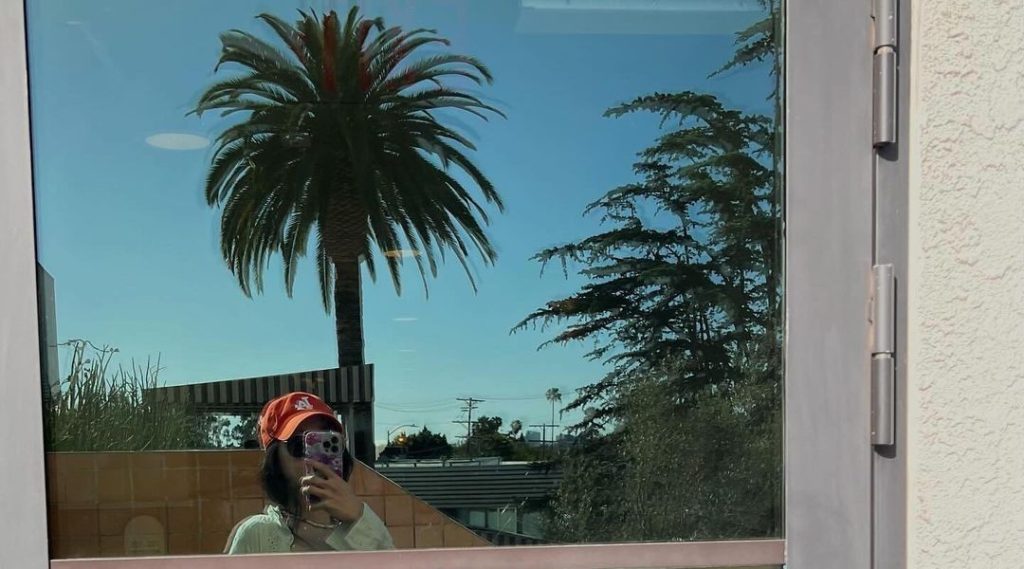 Sunnae's sleek figure in a hot green tubitop bikini - Instagram
