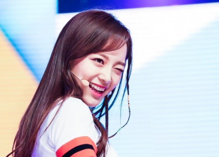 Kim Sejeong winking