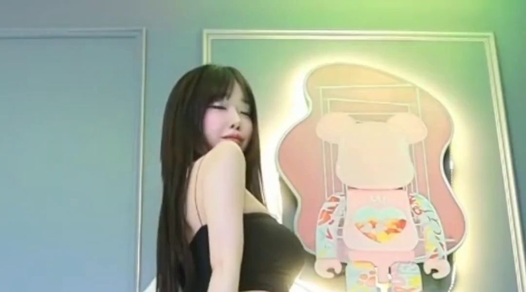 (SOUND)Female cam's juicy Se-yeon's lower body cam's underwear exposed to hip
