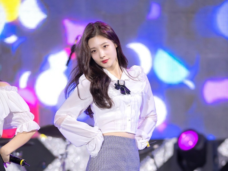 Jung Chae-yeon Miniskirt