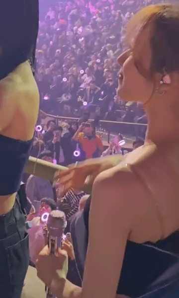 It's like Sana of TWICE watching the concert up close