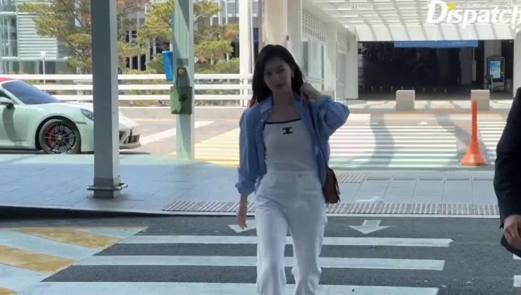 Kim Ji-Won walking to the airport