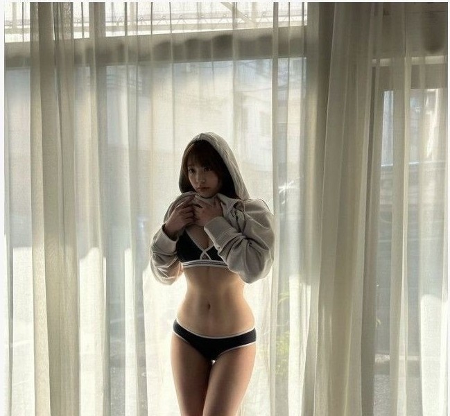 ''QWER'' Main vocal demonstration Japanese underwear photo shoot during her career