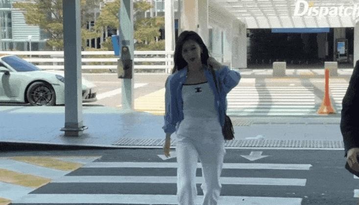[Actor] Kim Ji-won walking to the airport