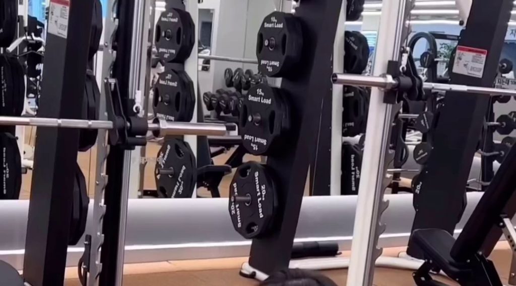 (SOUND)Warnie showing off his peach hip personal trainer at the gym