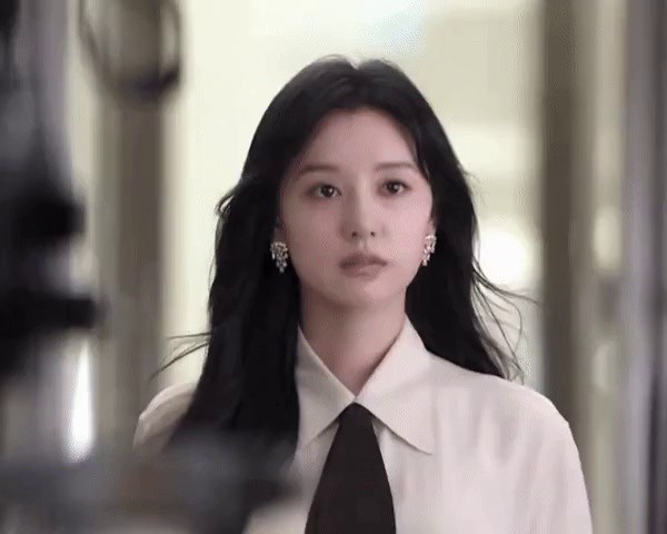 Kim Ji-won winking