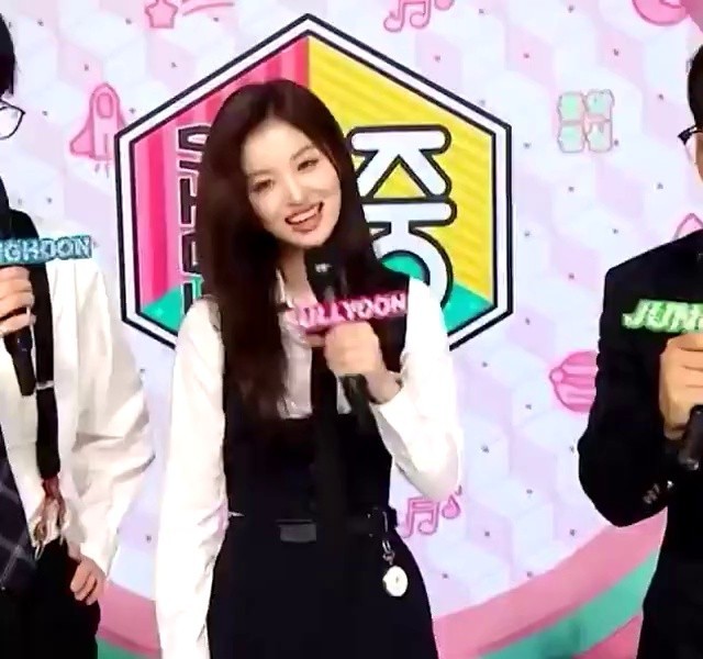 (SOUND)Nmix's Seolyun got hit while imitating Sailor Moon haha