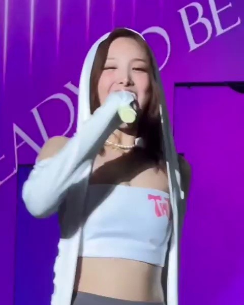 TWICE Nayeon throws a nuclear punch at fans Mongsil cleavage + thigh line