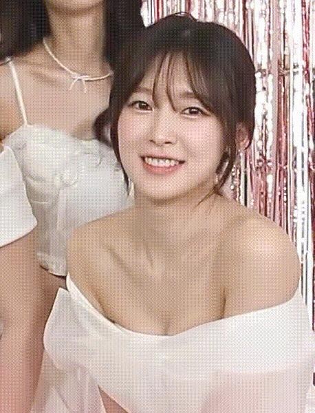 Oh My Girl's Arin cleavage gracefully bowed in a white off-shoulder dress