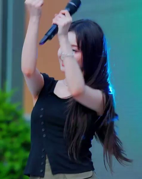 Bulky short-sleeved T-shirt + national defense-colored ultra-mini size immaculate hips Fromis_Nine Lee Na-kyung