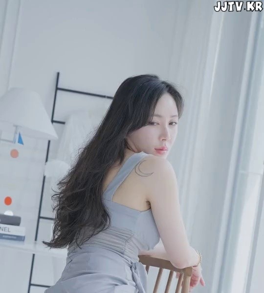 Model Choi Apple Light Purple Lace Bra Office Look