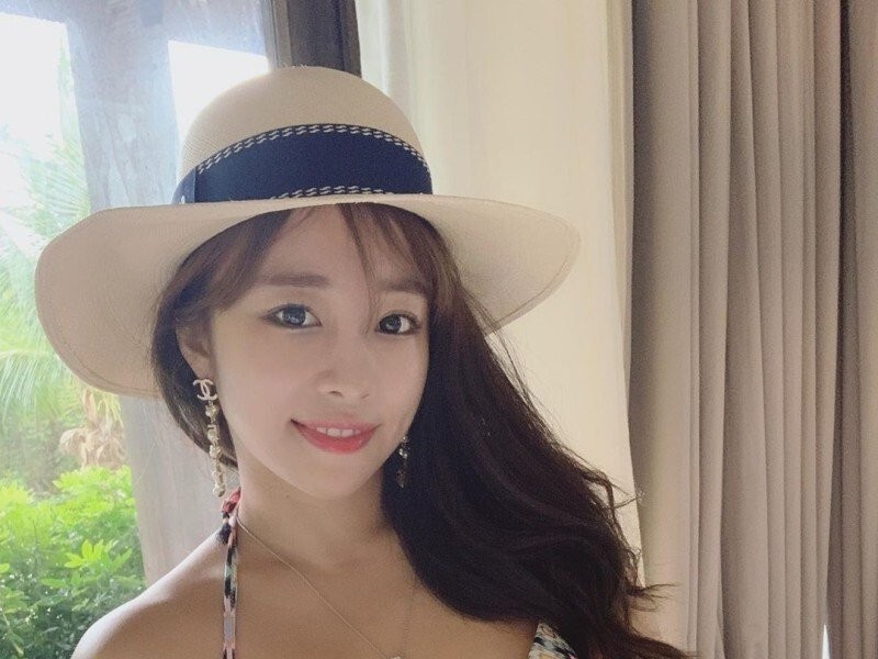 Seo Ji-su's sister shows off her amazing cleavage in a colorful bikini (1 photo)