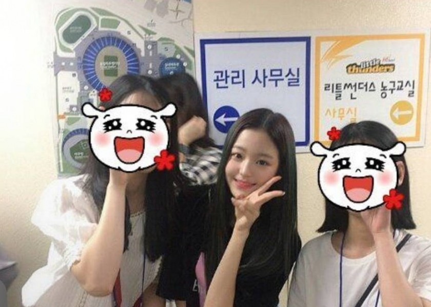 Jang Wonyoung invited her middle school friends to her first concert