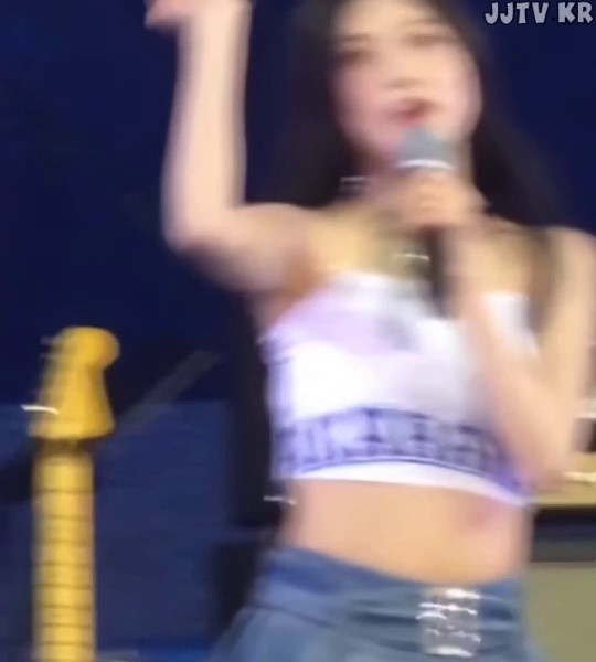 (SOUND)Tube top, denim skirt, armpits, tongue sticking out, Ive fall