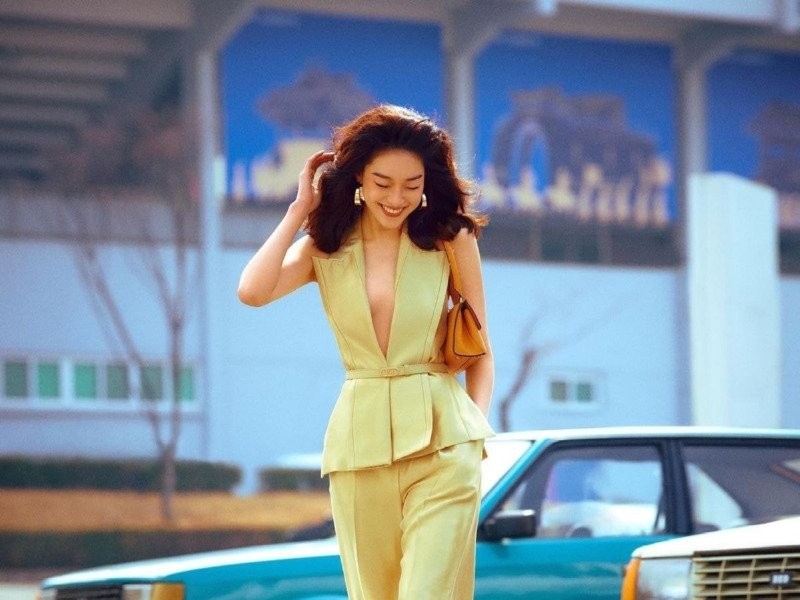 Elle's April issue pictorial with a retro concept from the 1980s that looks really well taken.