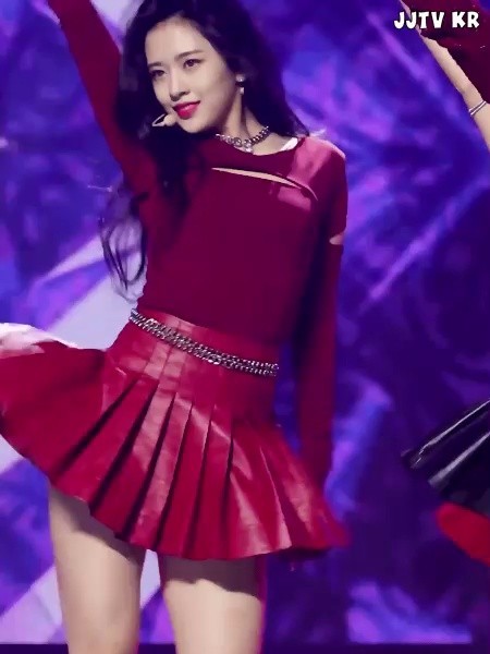 Ive Ahn Yu-jin's leather skirt that turns around