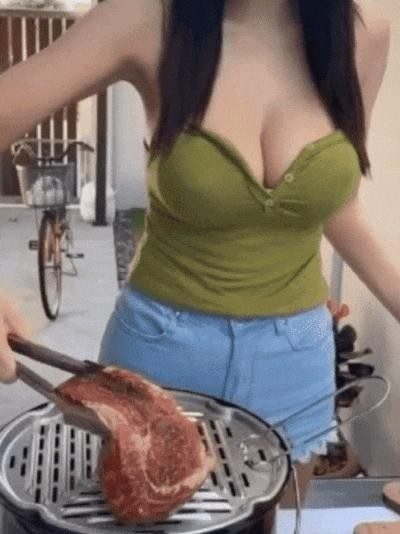 A woman who grills meat
