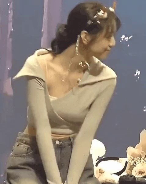 ITZY Yuna slightly exposes cleavage at fan signing event