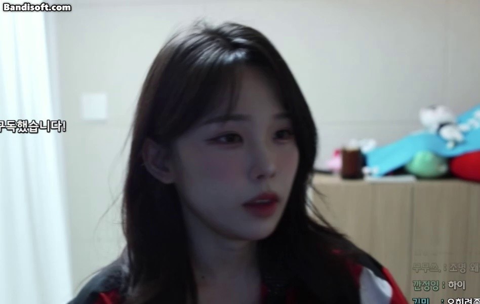 When the lights are turned off, Woojeong’s beauty goes crazy, exposing her precious cleavage.