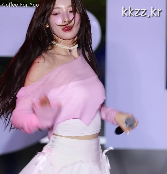 Oh My Girl Arin GIF with consistent thighs