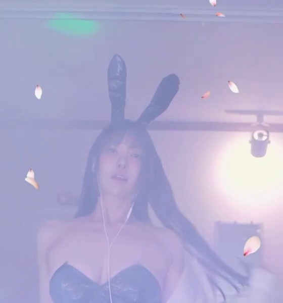 (SOUND)Leather bunny girl, bare top, bottom cam, fishnet stockings, buttocks + dizzying cleavage