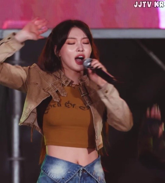 (SOUND)Chungha’s abs in crop top
