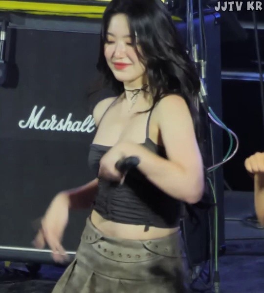 (SOUND)Crop string tank top cleavage (G)I-DLE shoe shoes