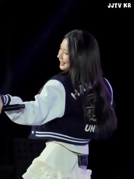 (G)I-DLE shaking Miyeon, my bag, greetings, frilly skirt, buttocks