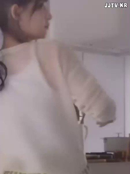 Kim Ji-won's ponytail see-through t-shirt suits her well