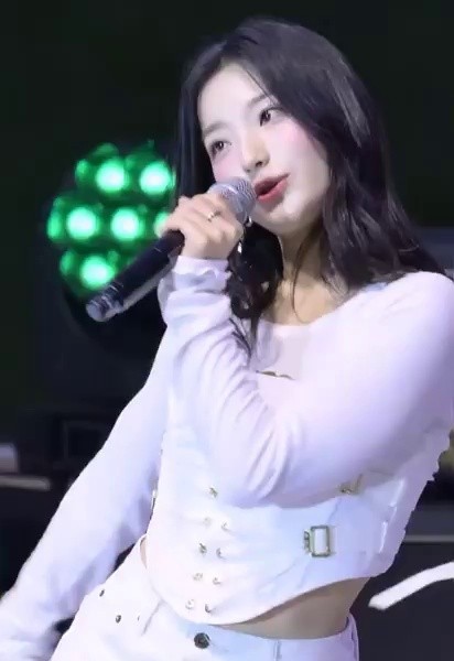 Leg lifting choreography, strong hips + erect muscles Fromis_9 Lee Sae-rom
